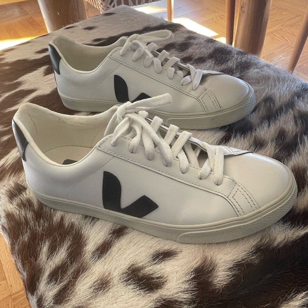 LIKE NEW Veja Esplars